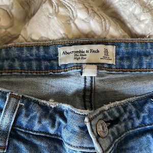 31 the mom high rise Abercrombie jeans
